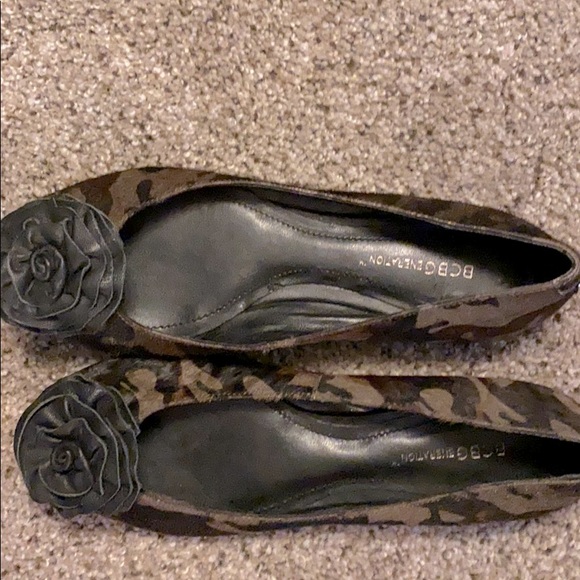 New BCBG camo print flat - Picture 2 of 4